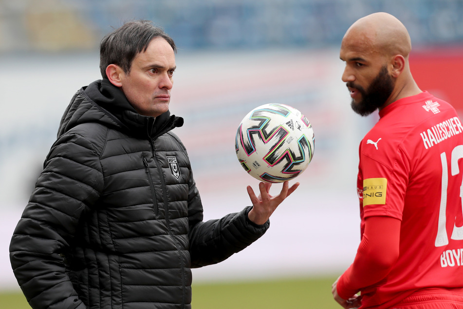 Florian Schnorrenberg (44, l.), der Trainer des Helleschen FC, warnt vor der neuen Spielzeit: "Die dritte Liga ist noch stärker als in der vergangenen Saison."