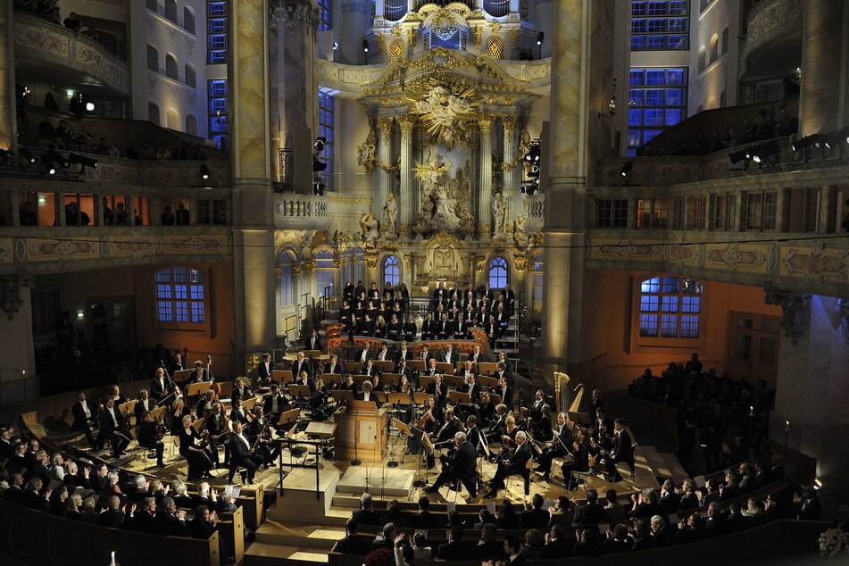Aufgrund der aktuellen Corona-Lage wird auch in diesem Jahr das Adventskonzert in der Dresdner Frauenkirche ohne Publikum für das ZDF aufgezeichnet. (Archivbild)