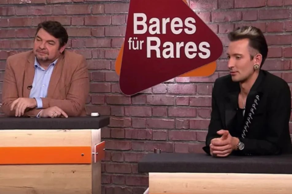 Daniel Meyer (52, l.) und Fabian Kahl (34) zeigen beide großes Interesse an dem Stuhl.