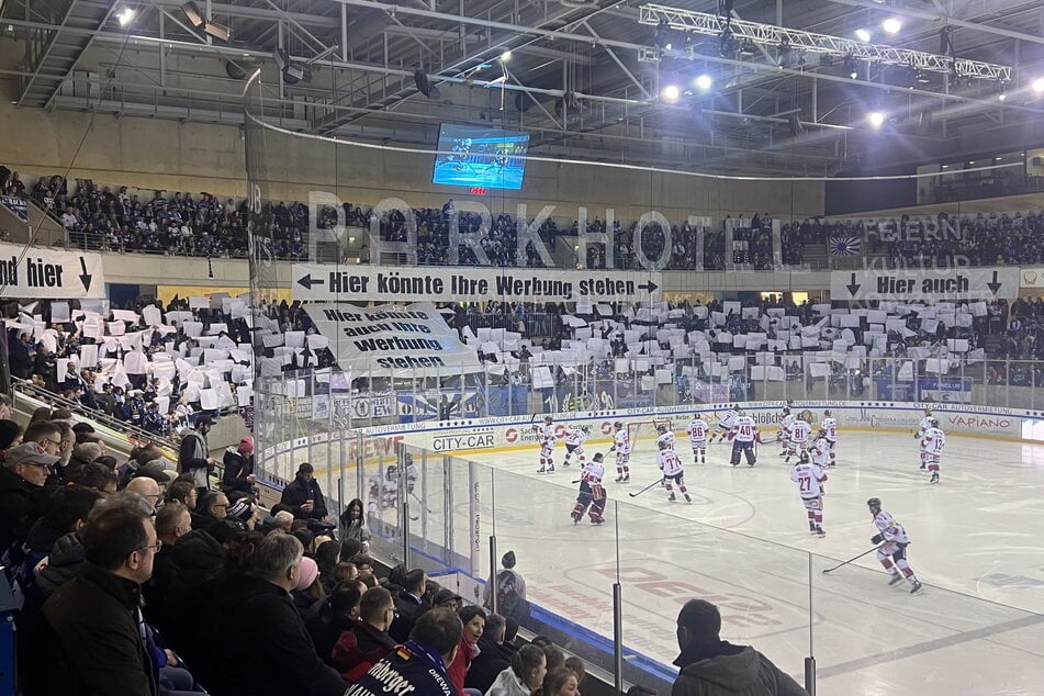 Mit einer Choreo äußerten die Fans beim Freiburg-Spiel ihre Abneigung gegen die LED-Banden.