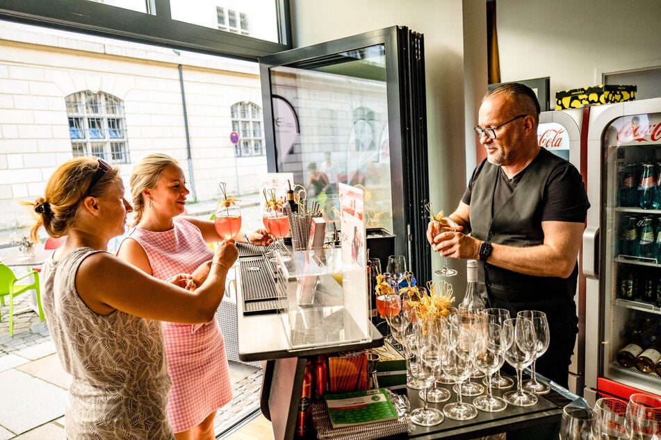 Auch 2024 mixten viele Geschäfte zur Cocktailnacht im Barockviertel mit.