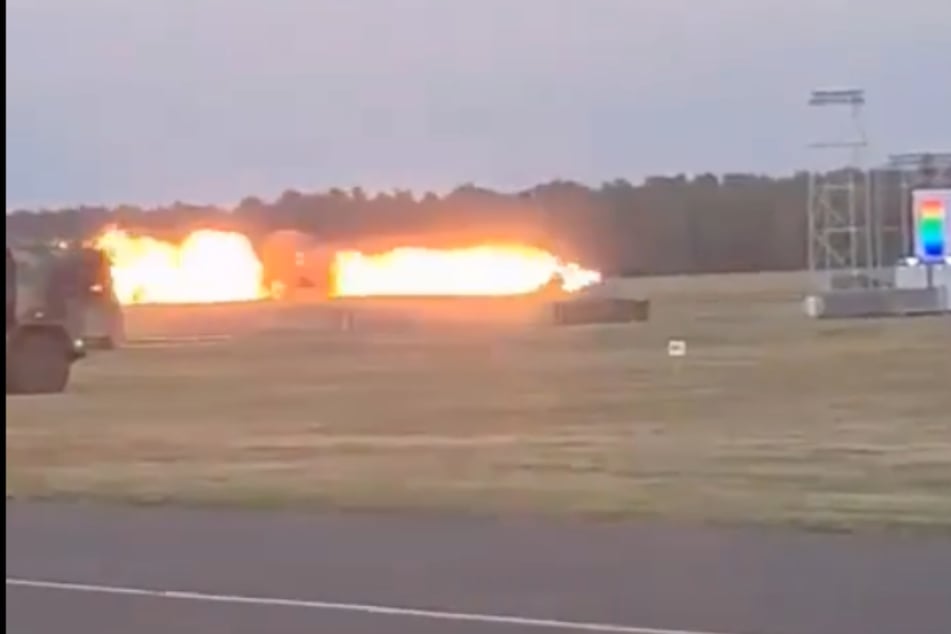 Der Kampfjet explodierte beim Aufprall auf den Boden.