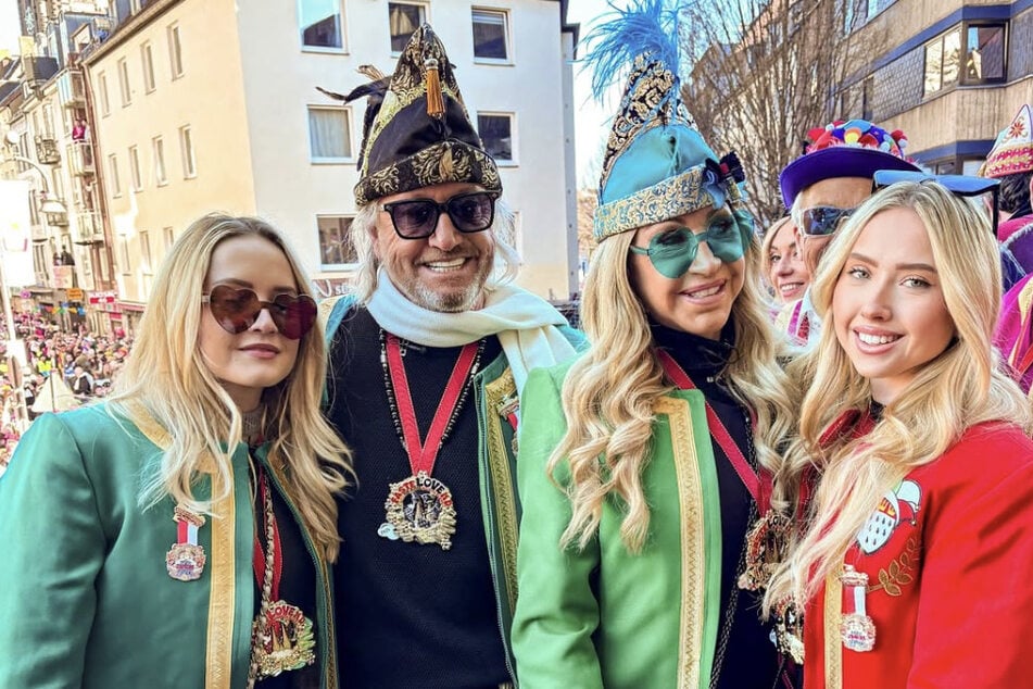 Robert (61) und Carmen Geiss (59, 2.v.r.) mit ihren beiden Töchtern Davina (21, l.) und Shania (20) sind auf einem Zugwagen beim Rosenmontagsumzug in Köln mitgefahren.