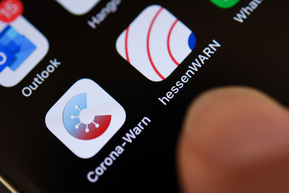 Die Corona-Warn-App ist auf einem Smartphone-Display zu sehen.
