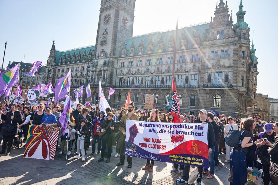 Tausende Menschen haben am heutigen Samstag in Hamburg an Demonstrationen anlässlich des Weltfrauentages teilgenommen.