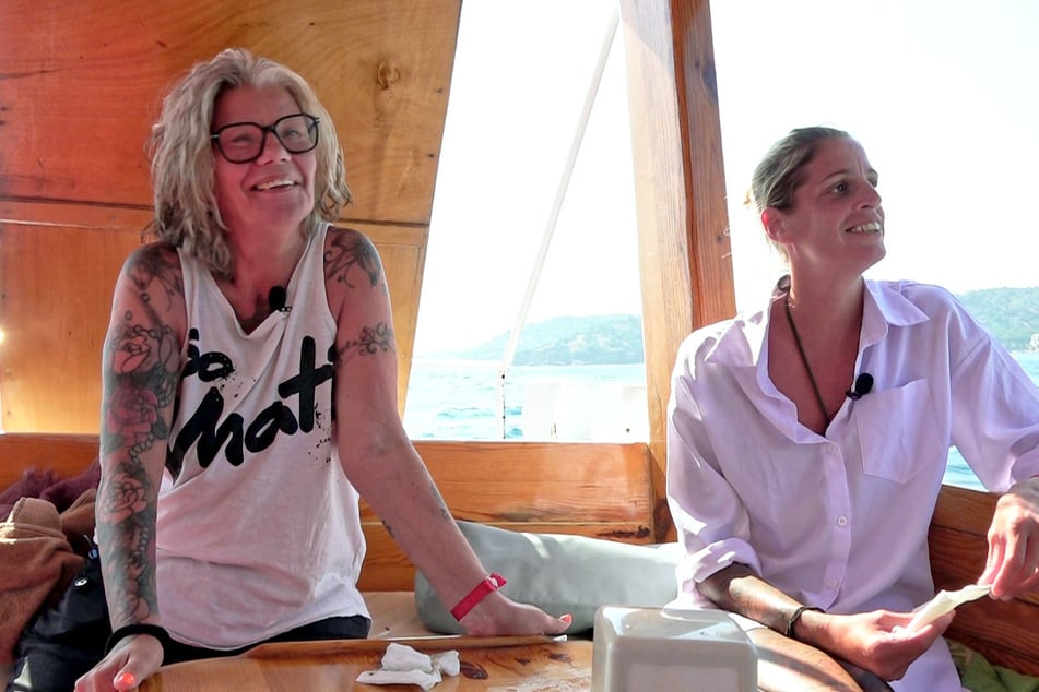 Beate (57, l.) und Mel (39) fahren allein.