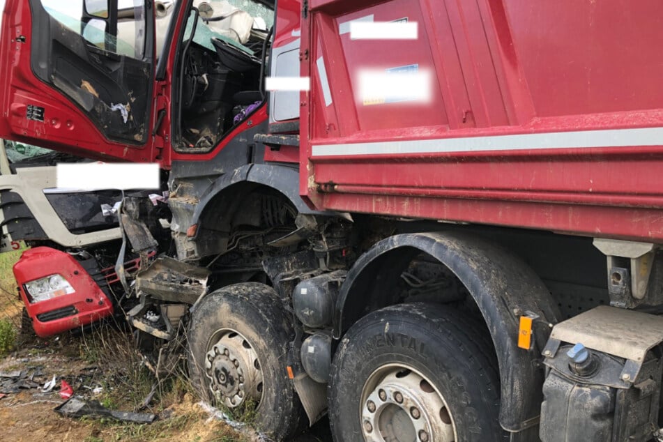 Ein Sattelzug und ein Lkw stießen miteinander zusammen.