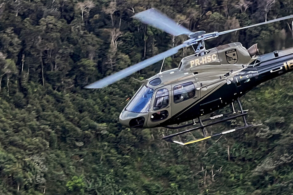 Aus der Luft: Hubschrauber-Proleten beschimpfen isolierten Indianerstamm