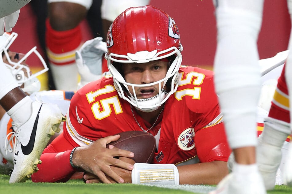 Bin ich schon drin, oder was? Chiefs-Quarterback Patrick Mahomes macht den ersten Touchdown der Kansas-City-Saison.