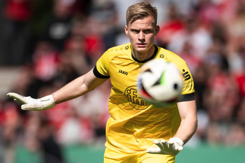 RWE-Torwart Jakob Golz (26) wird mit einem Wechsel zu Union Berlin in Verbindung gebracht.