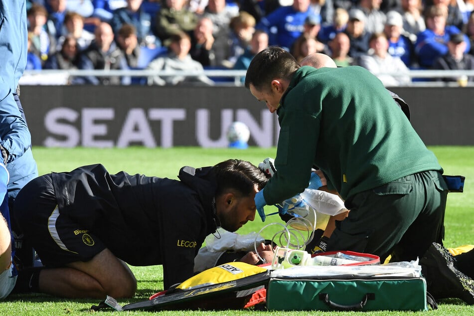 Diese Bilder ließen zunächst nichts Gutes erahnen: Emi Martinez (34) wurde beim Spiel gegen den FC Everton minutenlang behandelt.
