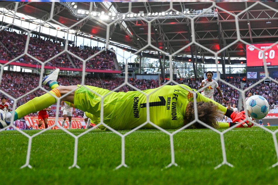 Der Keeper konnte den schwach getretenen Elfmeter parieren.