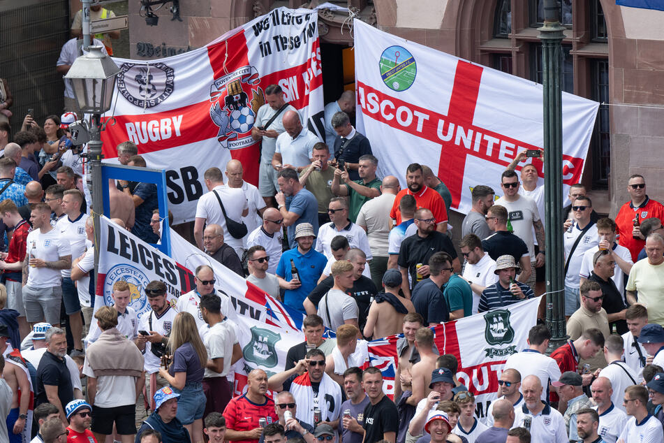 Zahlreiche englische Fans, wie hier beim Spiel in Frankfurt gegen Dänemark, werden in Köln keinen "Fan-Walk" zum Stadion absolvieren.