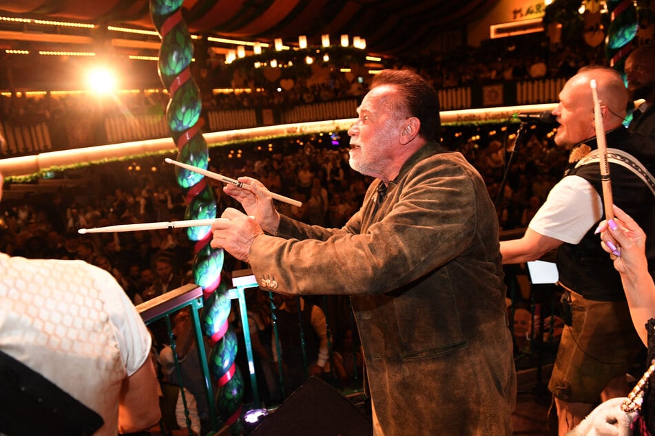 Arnold Schwarzenegger (79) dirigiert im Marstall-Zelt.