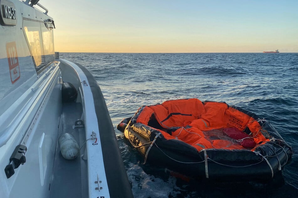 Einsatzkräfte entdeckten bei der Suche nach den zehn vermissten Seeleuten Rettungsausrüstung im Wasser. Von der Besatzung fehlt bislang jede Spur.