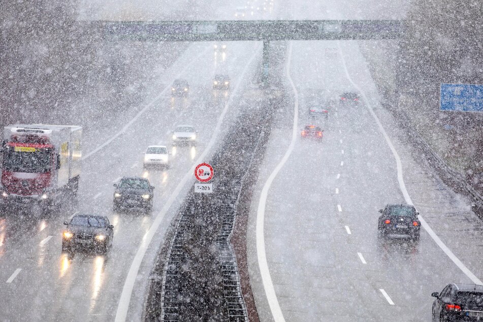 Schnee sorgt für Chaos im Berufs-Verkehr, besseres Wetter vorerst nicht in Sicht