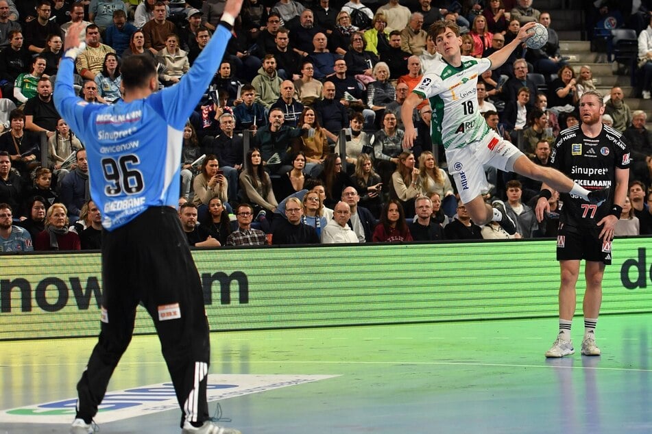 Leipzigs Staffan Peter fliegt Richtung Tor. Erlangens Torwart Khalifa Ghedbane entschärfte jedoch viele freie Würfe der Sachsen.