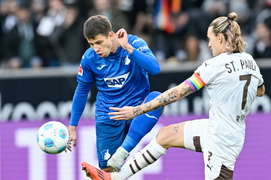 Das Hinspiel gewannen Jackson Irvine (32, r) und der FC St. Pauli gegen die TSG Hoffenheim um Adam Hlozek (22).