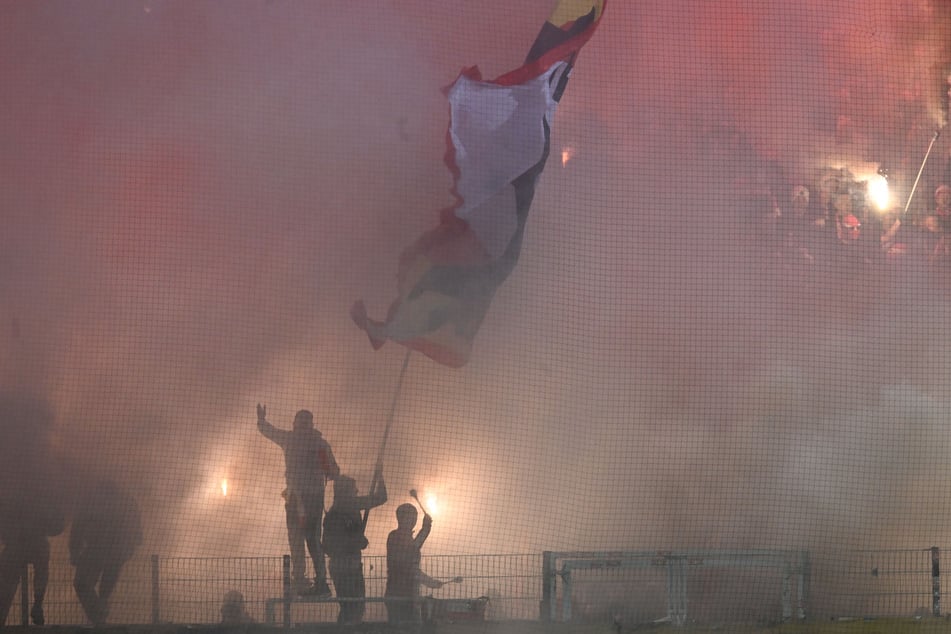 Union-Fans entzündeten Pyrotechnik beim Spiel gegen Werder Bremen im wohninvest Weserstadion.