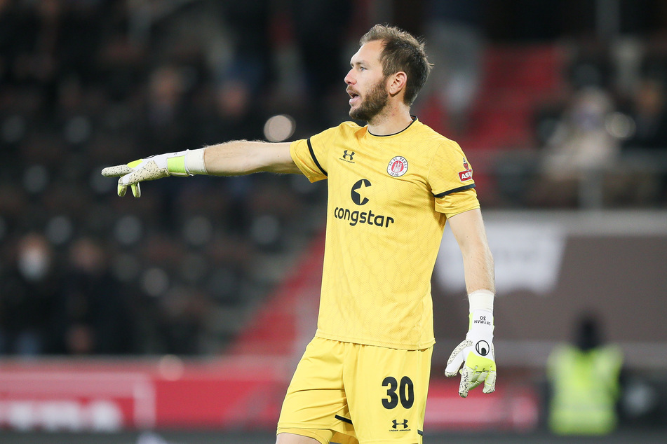 St. Paulis Torwart Robin Himmelmann (31) gestikuliert.