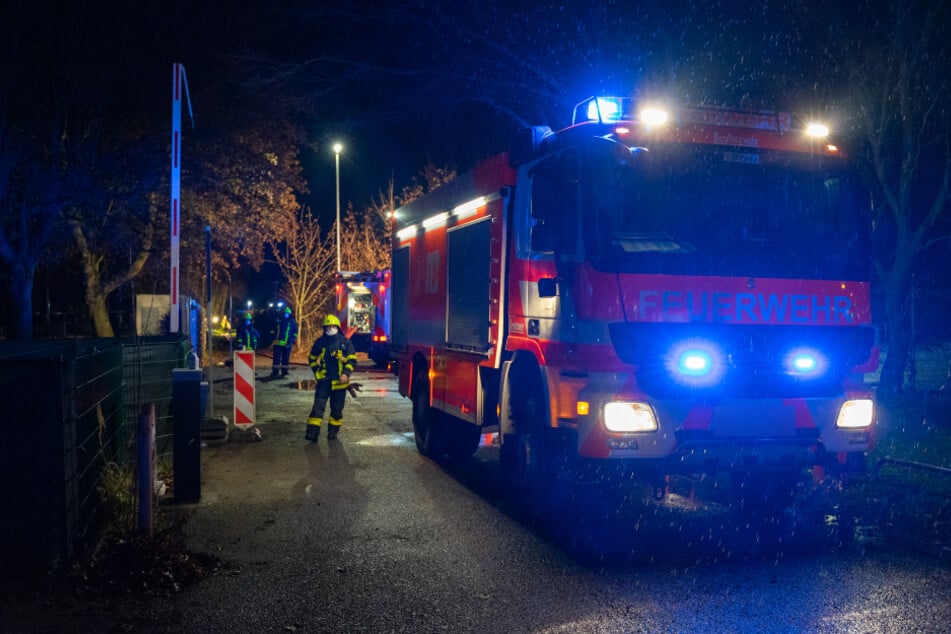 Zunächst rückte die Feuerwehr am Samstagabend zu einer brennenden Gartenhütte aus.