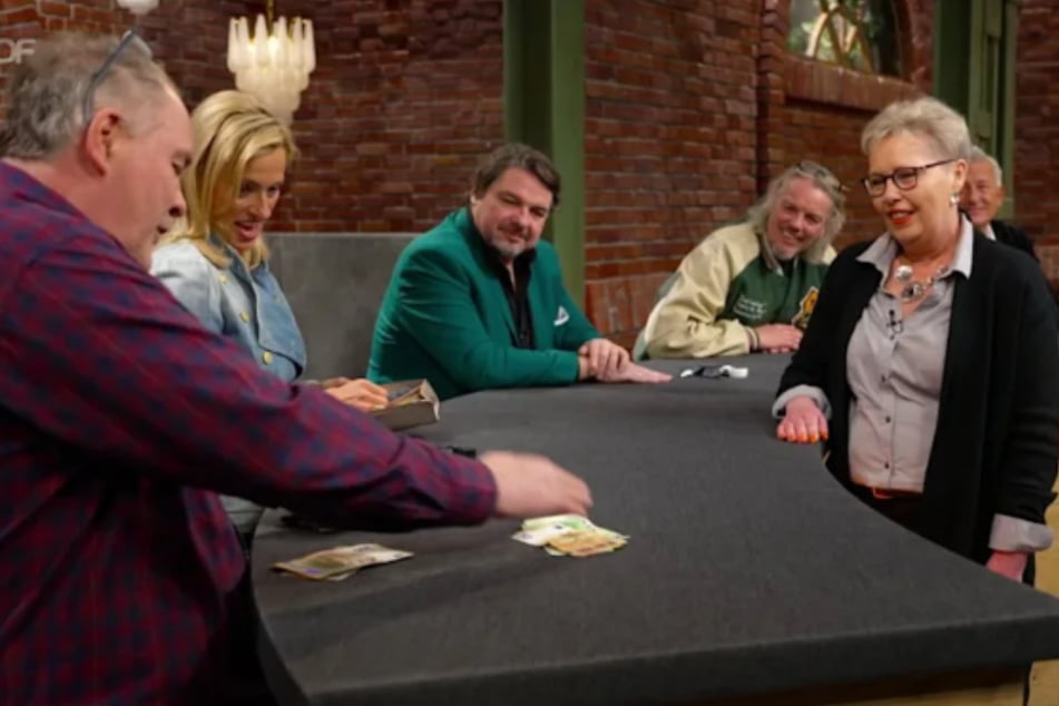 Um seinen Rivalen Jos van Katwijk (59, 3.v.r.) auszustechen, zahlt Walter "Waldi" Lehnertz (58, l.) irrsinnige 555 Euro für das leuchtende Werbemittel.