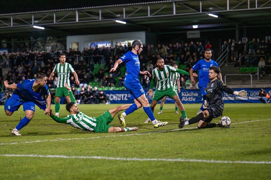Chemie-Stürmer Stanley Ratifo (liegend) ließ zwei Großchancen ungenutzt und traf doch noch.