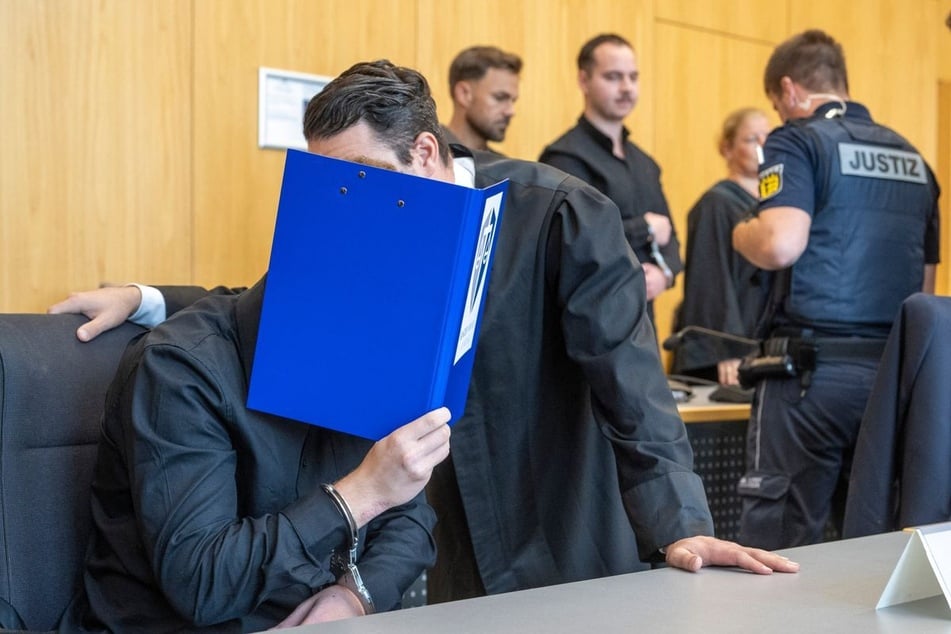 Drei junge Männer stehen wegen versuchten Mordes in Ulm vor Gericht.