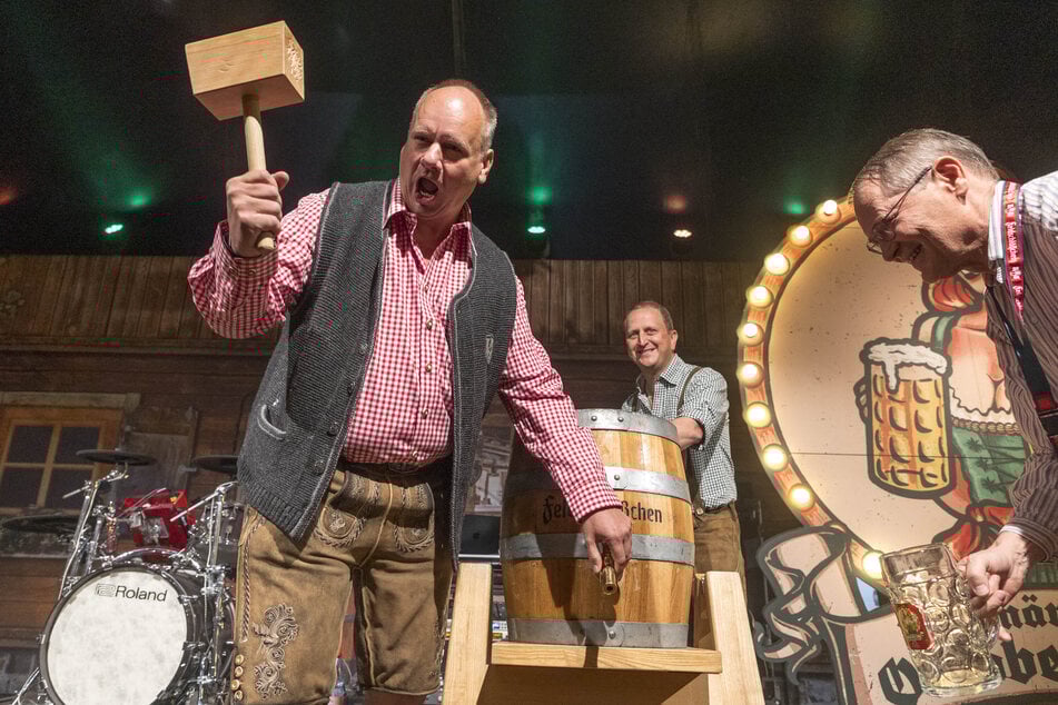 OB Dirk Hilbert (53) stach am Donnerstag das Festbierfass an.