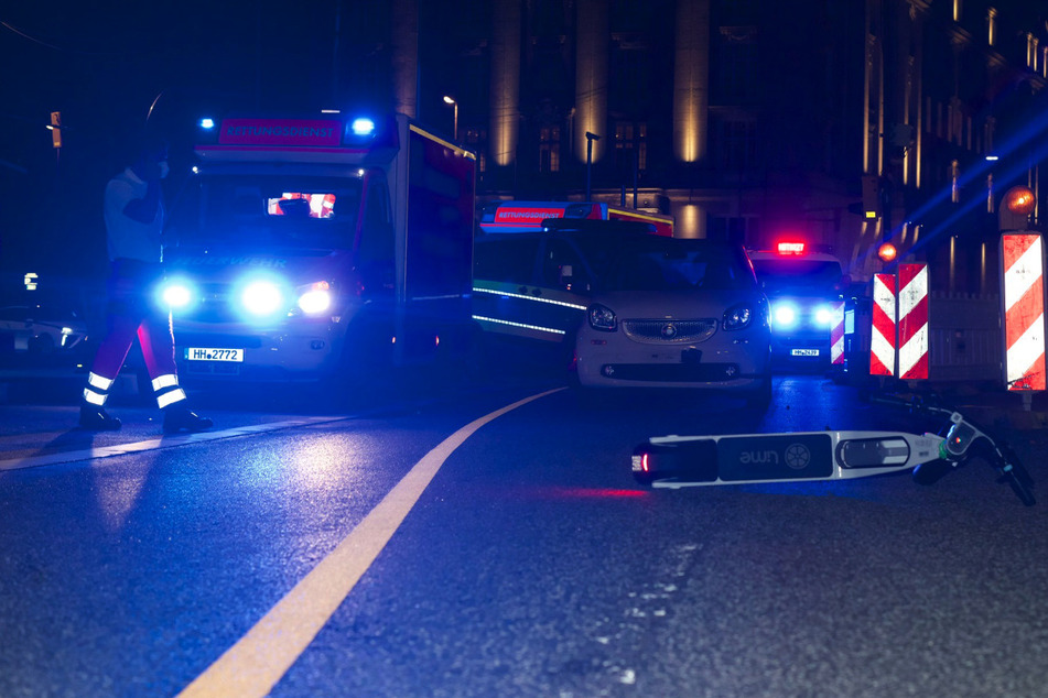 E-Scooter-Fahrer von Auto erfasst: 22-Jähriger lebensgefährlich verletzt