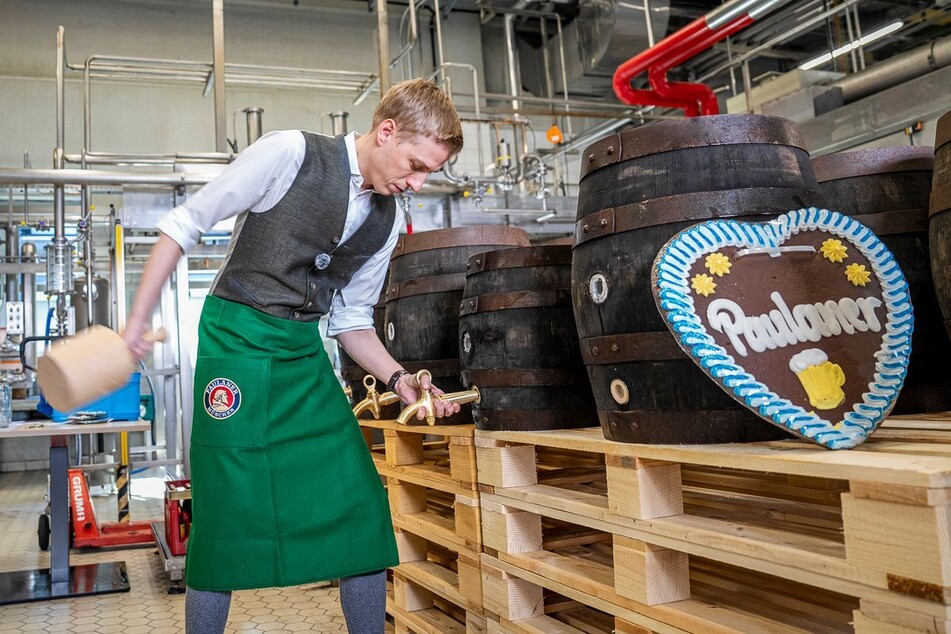 Oberbürgermeister Dominik Krause (36, Grüne) hat fünf Wochen vor dem Wiesn-Anstich sein erstes Anzapftraining bei der Paulaner-Brauerei in Langwied ansolviert.