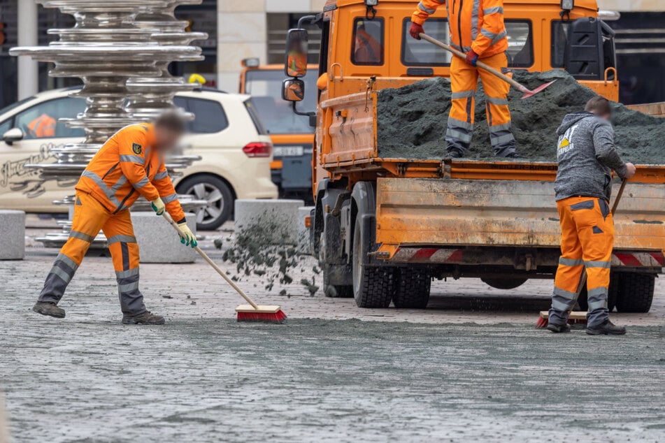 Die Pflasterflächen im Stadtzentrum werden vom Bauhof der Stadt Chemnitz nachgesandet. (Archivbild)