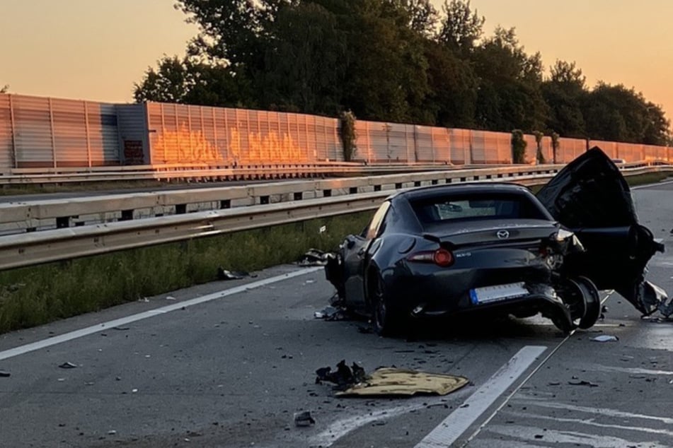 Unfall A1: Mazda schlittert nach Unfall über die Autobahn: Schlafende Verkehrsteilnehmer blockieren Rettungsgasse