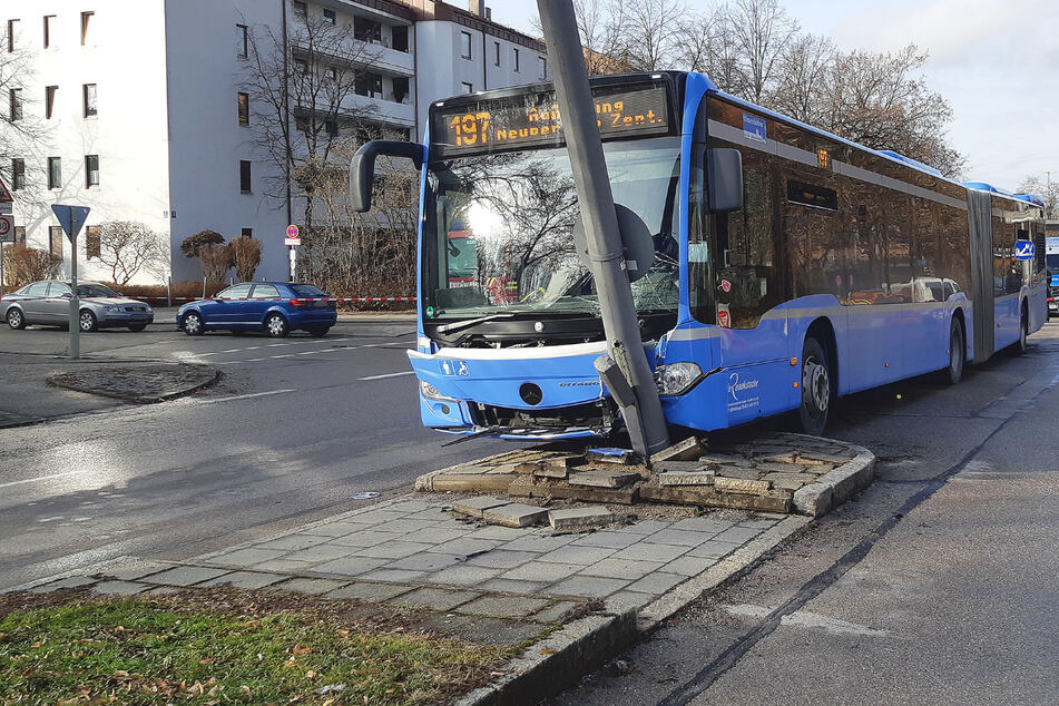 Ein Linienbus der Linie 197 ist in München gegen einen Laternenmast geprallt, weil der Fahrer bewusstlos geworden war.