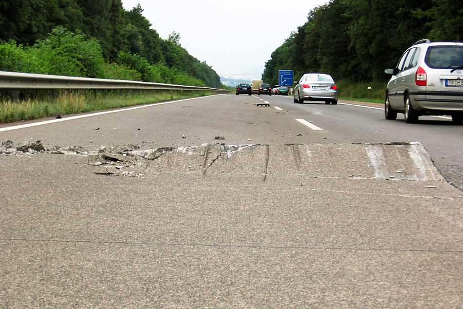 Stresstest: Hitze und schwere Lkws führen auch in Sachsen zu Rissen, Anschiebungen und Verdrückungen des Asphalts wie bisher nur in Südeuropa.