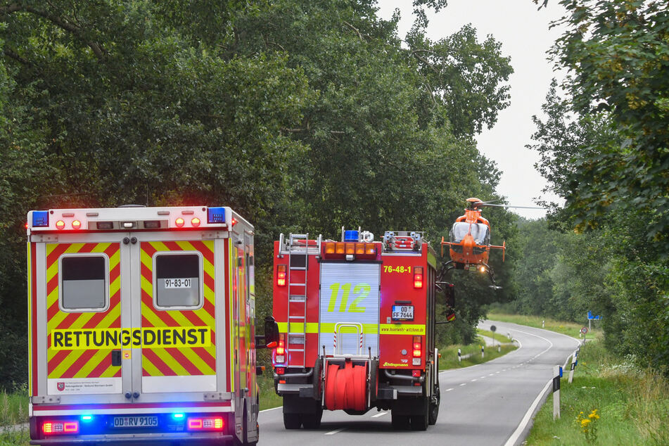 Feuerwehr, Rettungsdienst und Hubschrauber eilten zur Möllner Landstraße, nachdem zwei Autos heftig ineinander gekracht waren.