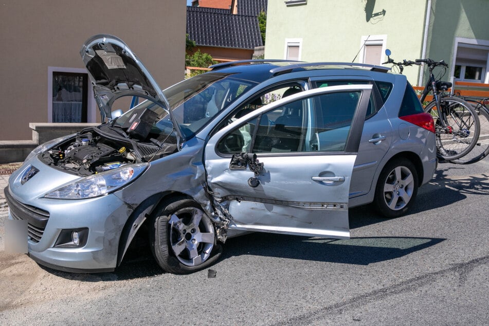 Der Peugeot wurde bei dem Unfall schwer beschädigt.