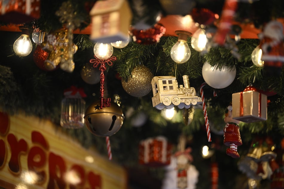 Viele Weihnachtsmärkte in NRW locken mit besonderen Attraktionen, die weit über Geschenke und Glühweinduft hinausgehen.