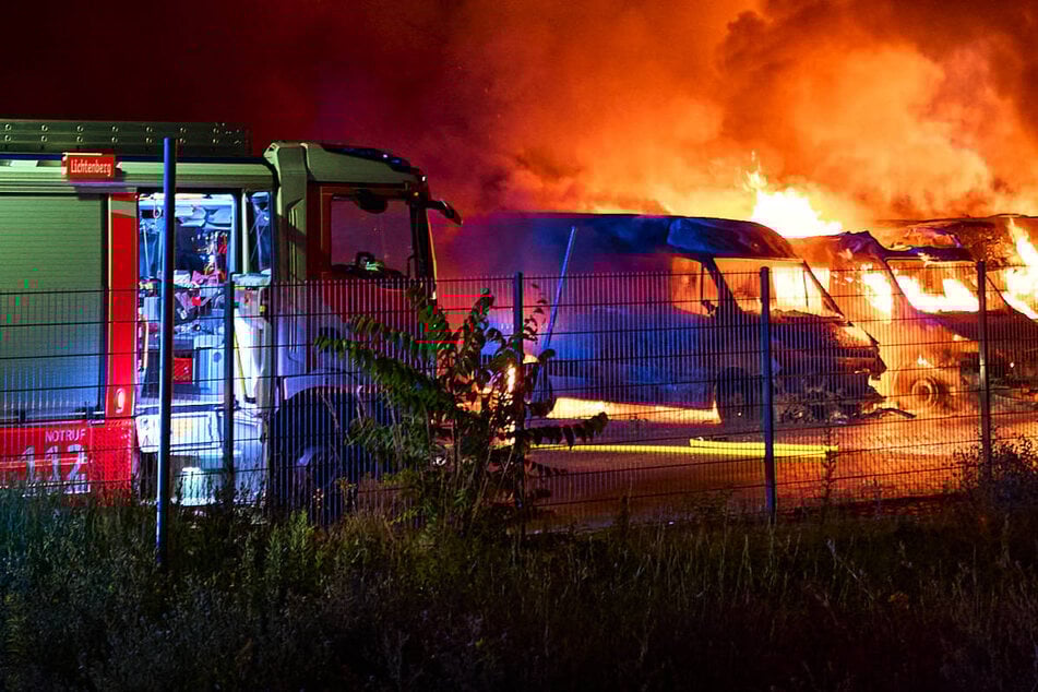 Die Feuerwehr konnte nicht mehr verhindern, dass zwei Krankentransporter ausgebrannt sind. (Symbolfoto)