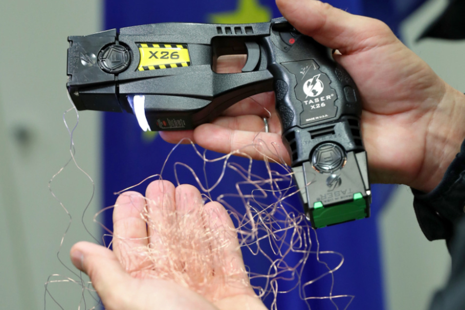 Mit 50.000 Volt: Polizei testet neue Taser-Waffen im Dienst