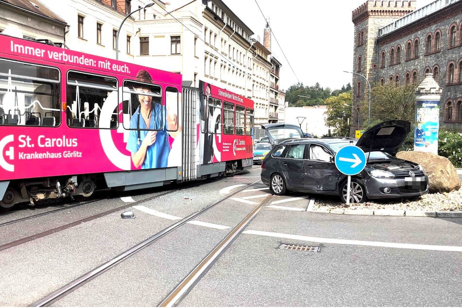 Ein grauer VW Kombi brachte eine Straßenbahn zum Entgleisen.