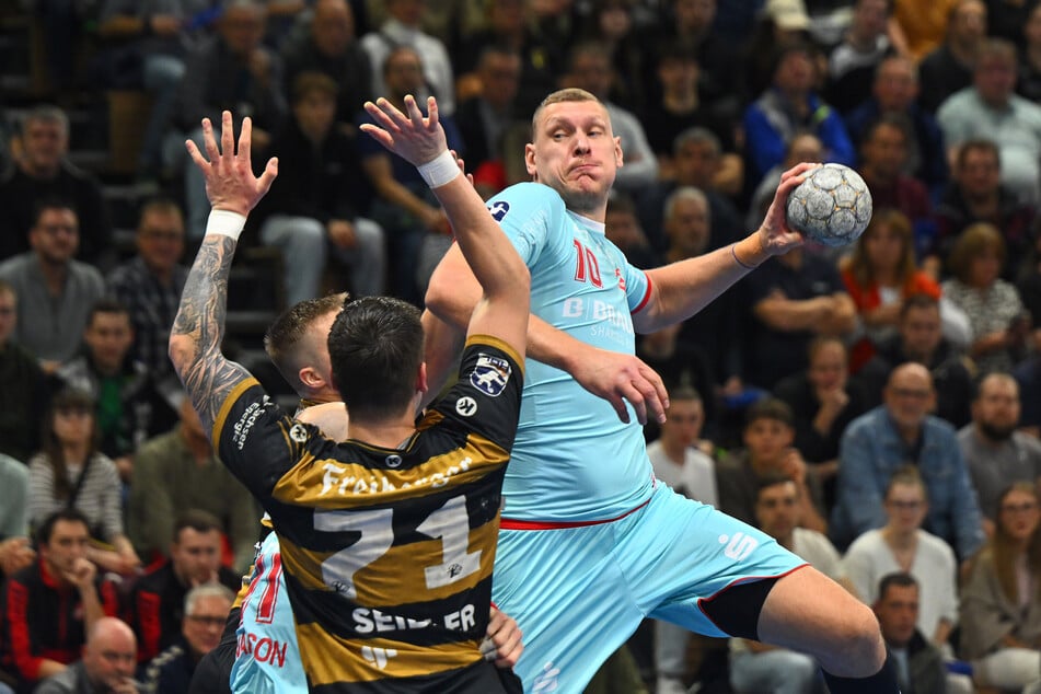 Gegen den 2,15 Meter großen Dainis Kristopans (r.) war fast kein Kraut gewachsen.