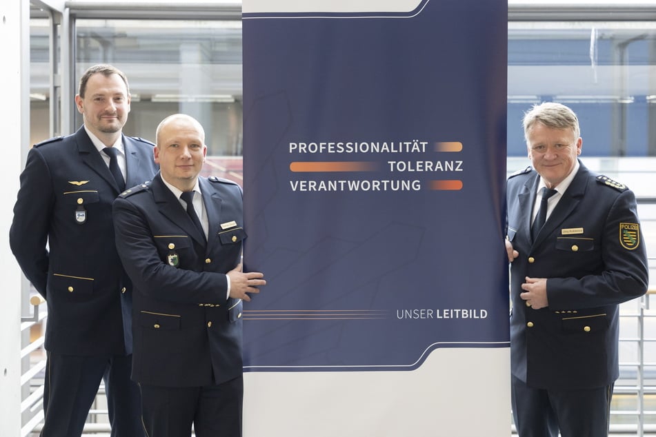 Andreas Goecke (42, v.l.), Thomas Ziegert (42) und Landespolizeipräsident Jörg Kubiessa (59) präsentierten das neue Leitbild der Polizei.