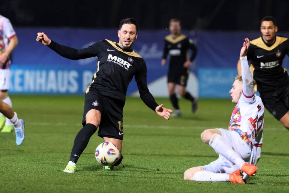 Aue-Torjäger Marcel Bär (33, l.) ist bewusst: Die Leistung gegen Köln war "insgesamt zu wenig".