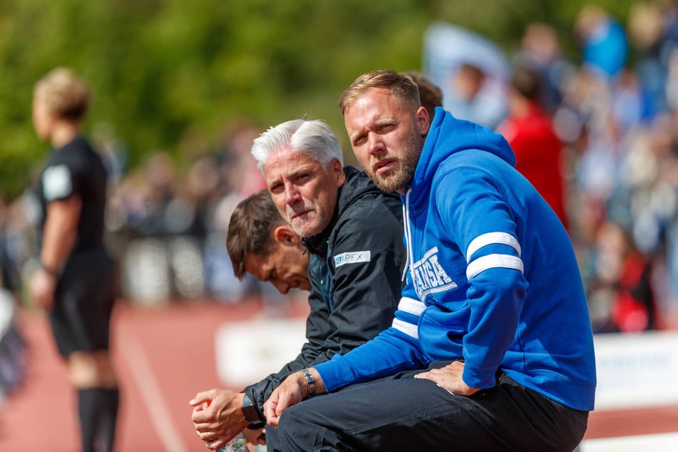 Brinkmann (v.) bildet mit seinem Co-Trainer Dirk Flock (53, dahinter) außerhalb des Platzes eine Männer-WG.