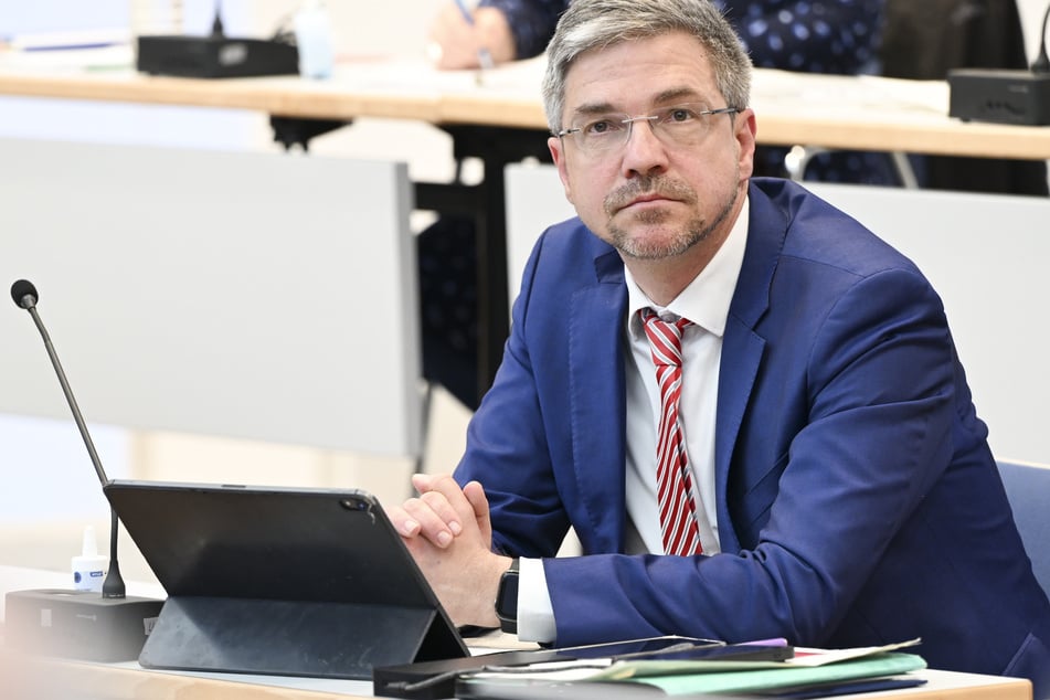 Mike Schubert (52, SPD), Oberbürgermeister von Potsdam, steht schon länger in der Kritik.