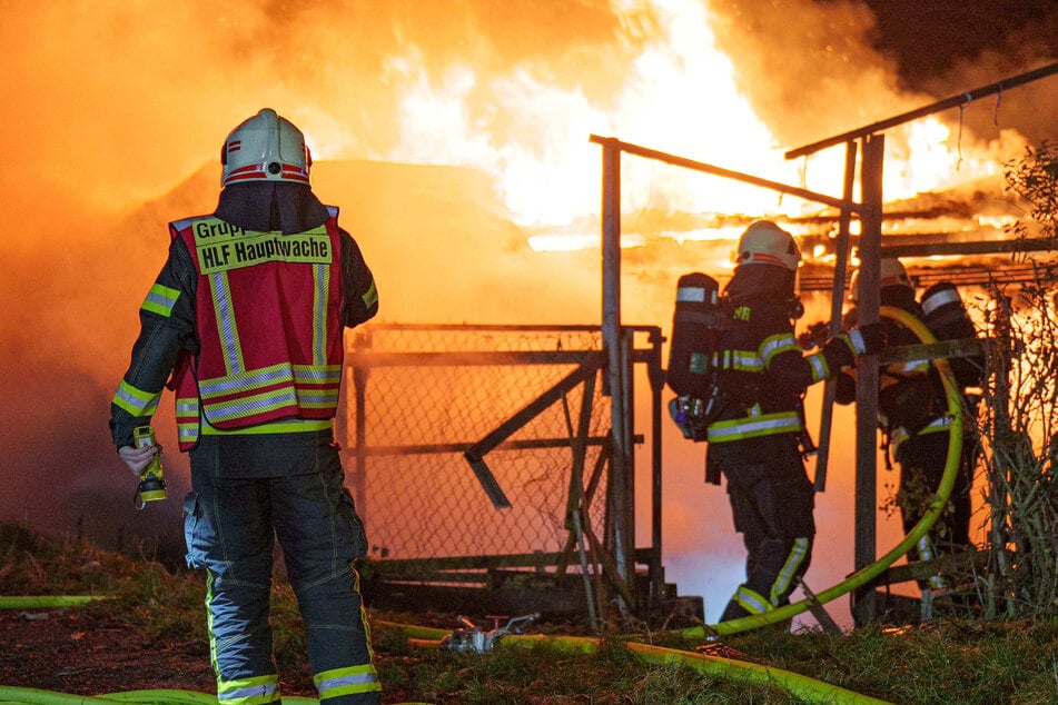 Großeinsatz in Kleingartenanlage: Laube steht in Vollbrand