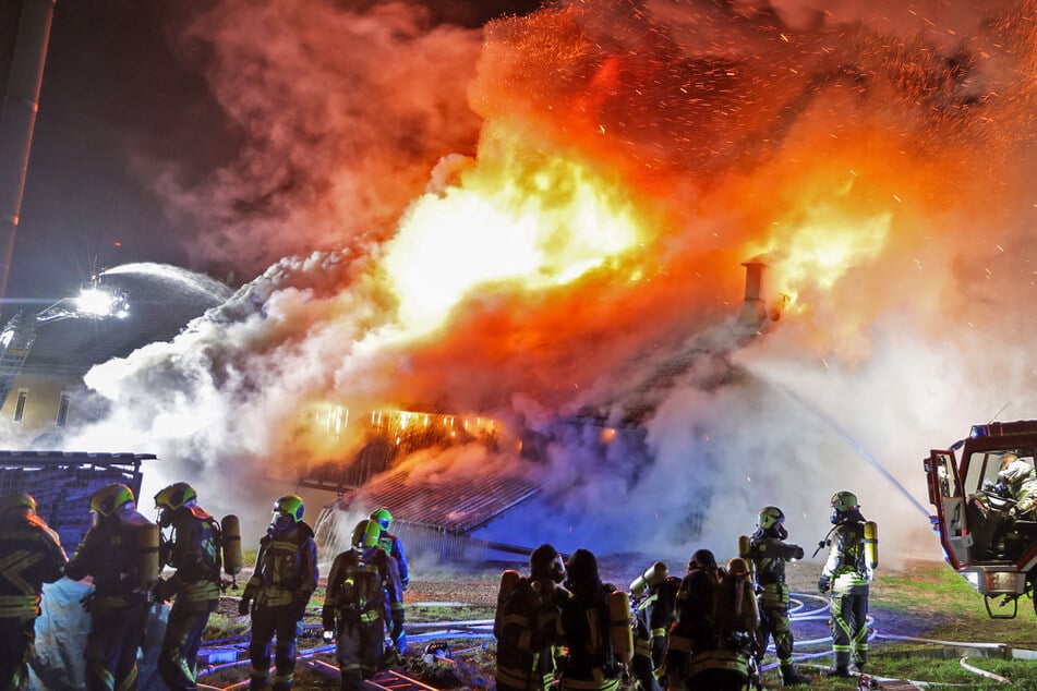 Flammeninferno in Sachsen: Scheune fängt Feuer, Vollsperrung!