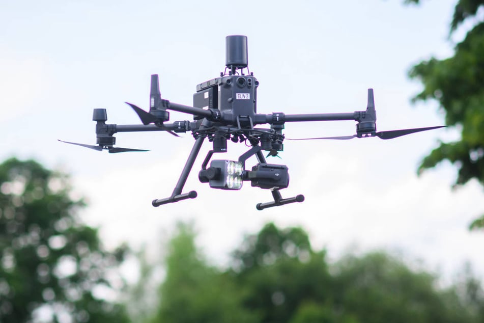 Am Freitagabend ist auch von Polizeibeamten eine Drohne nahe dem Flughafen BER gesichtet worden, was zu einer Einstellung des Flugverkehrs geführt hat. (Symbolfoto)