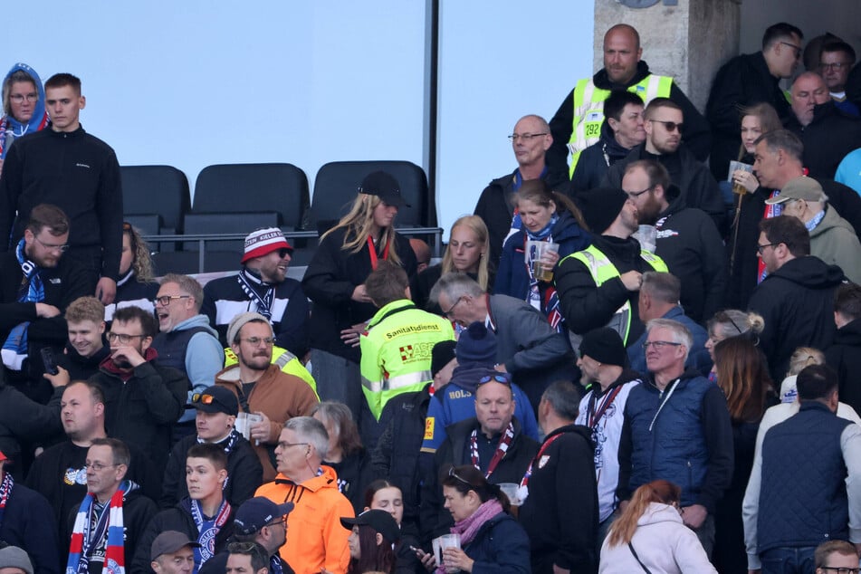 Ein Sanitäter-Einsatz im Holstein-Block sorgte in der ersten Hälfte für einige Minuten ohne Fan-Support.